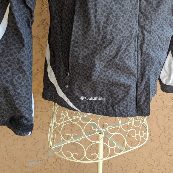Columbia Jacket Shell - Women's - Women - Medium - good used condition - Picture 5 of 12